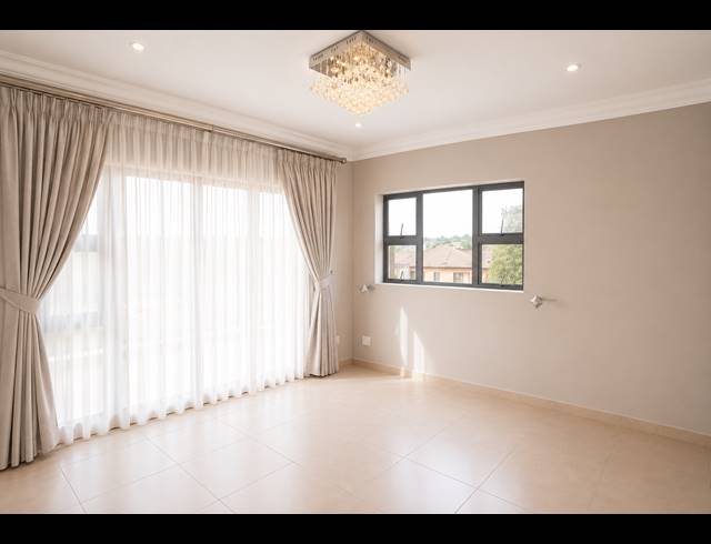 6 BEDROOM GOLF ESTATE FOR SALE IN BLUE VALLEY GOLF ESTATE